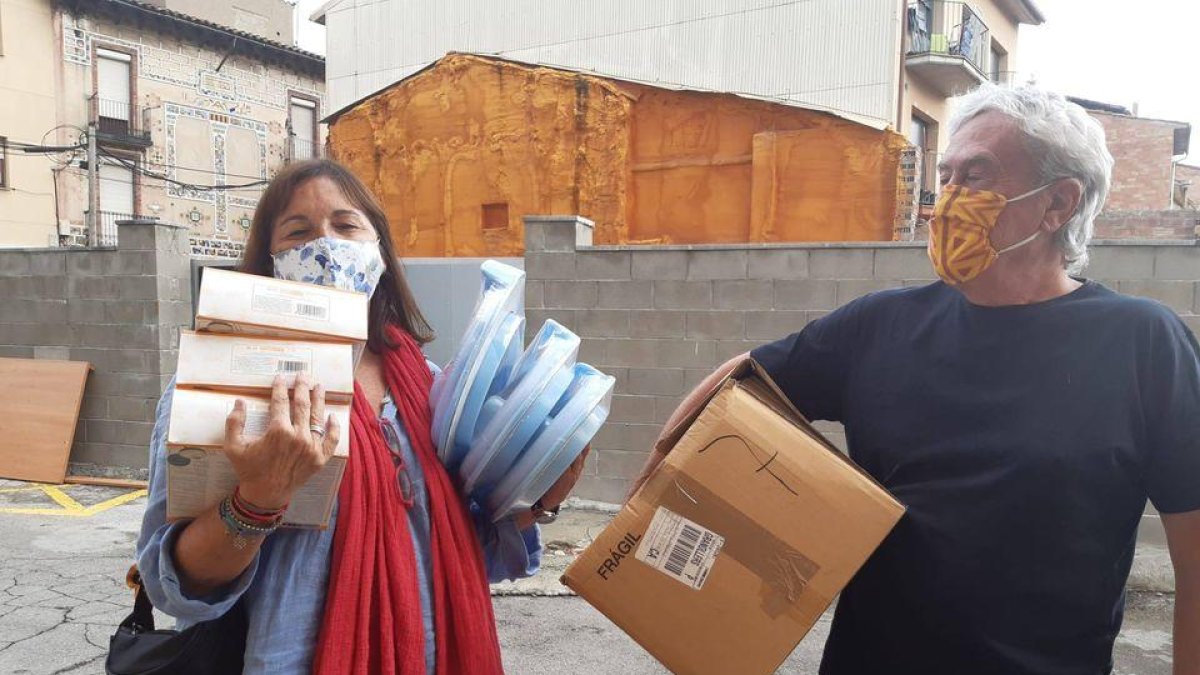 Voluntaris de Lleida pels Refugiats, amb alguns dels lots amb destinació a la frontera sèrbia.