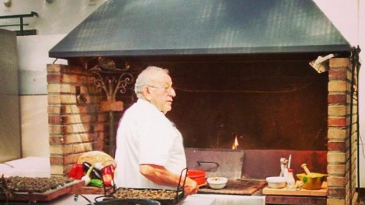Carmelo Pelegrí, en la cocina de Cal Nenet.
