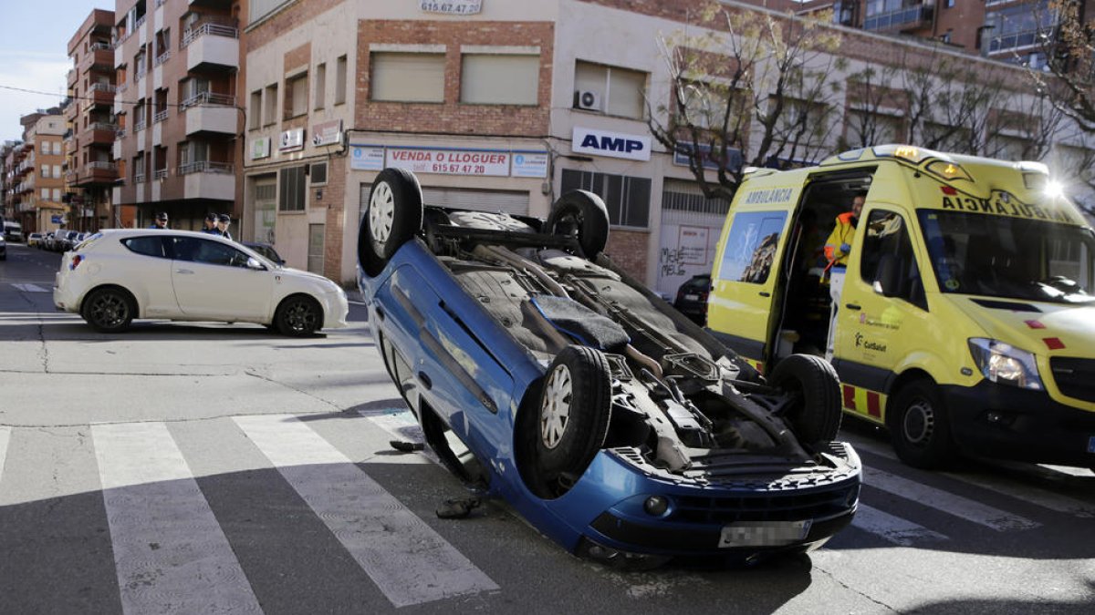 Herido un conductor en un aparatoso choque en la calle Tarragona