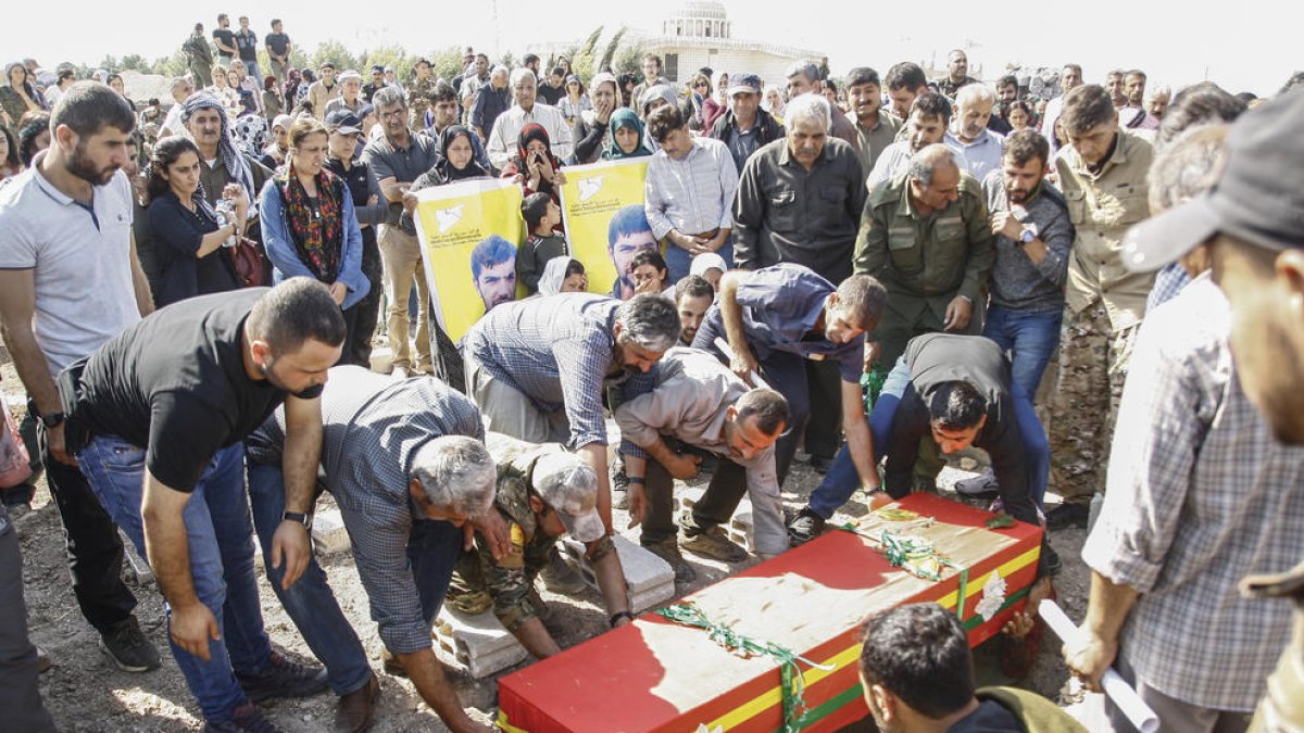Entierro de un miliciano kurdo en los combates con las tropas turcas en el norte de Siria.