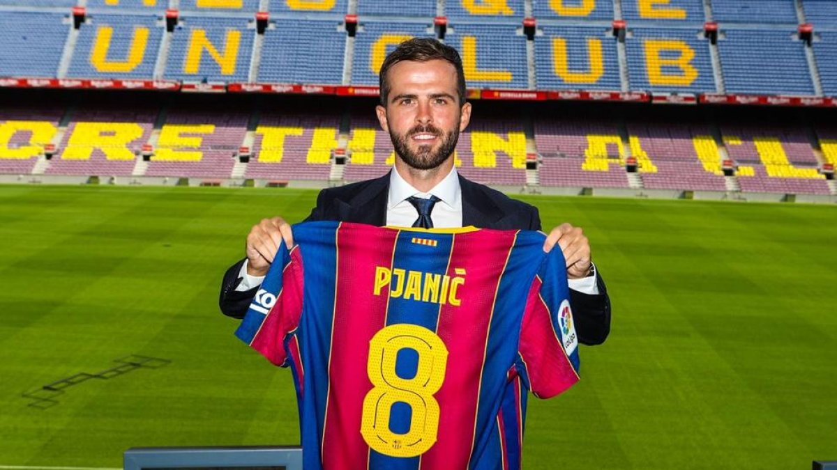 El bosnio Miralem Pjanic ayer durante la presentación en el Camp Nou.