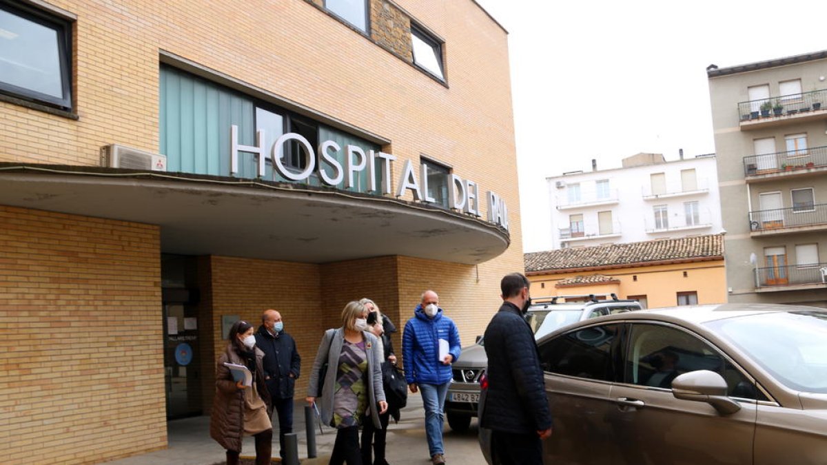 La consellera de Salut, Alba Vergés, sortint de l'Hospital Comarcal del Pallars a Tremp aquest dimarts.