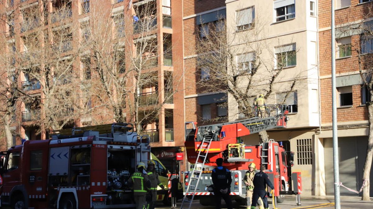 Los Bomberos trabajaron con la autoescala.