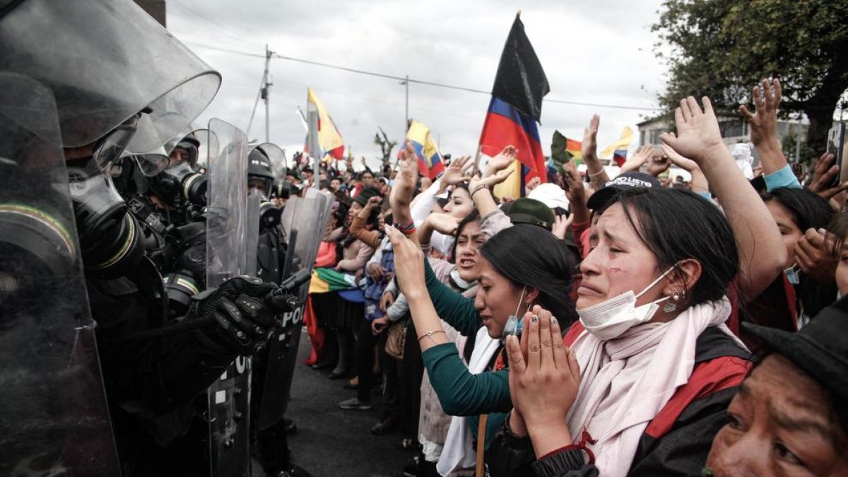 Nativas ecuatorianas ante policías en Quito.
