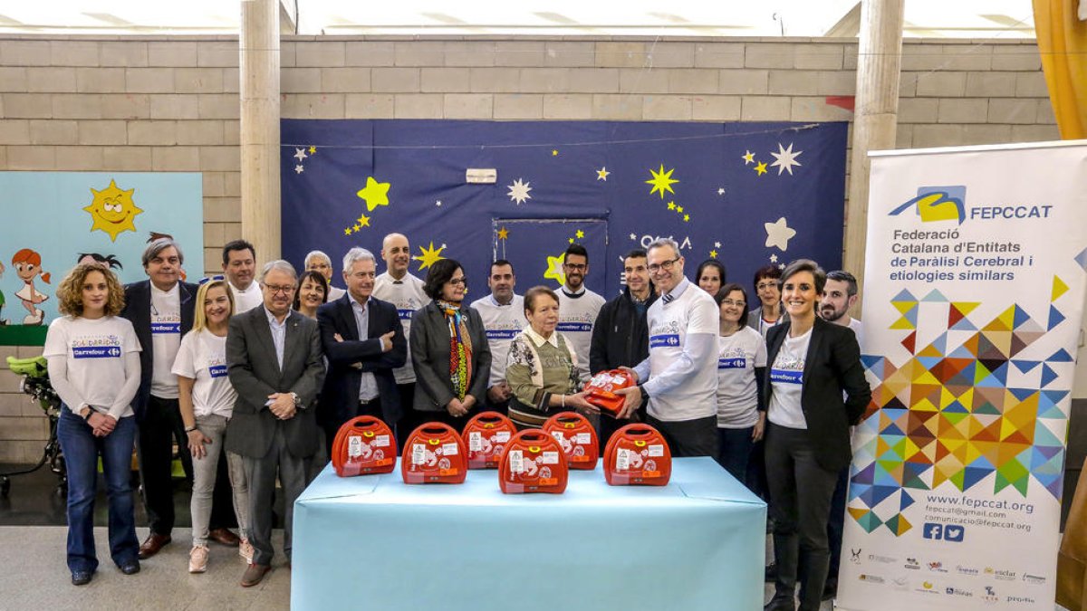 Moment de l’entrega del material de cardioprotecció a les entitats ahir a Lleida.