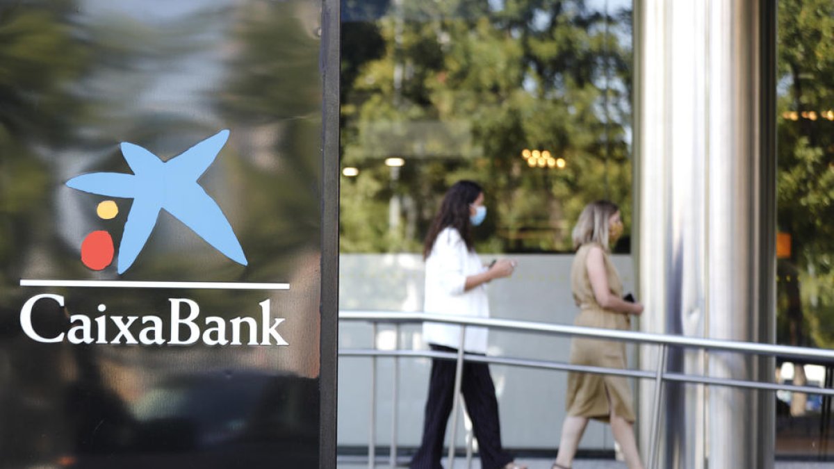 Exterior de las oficinas de Caixabank en Madrid.
