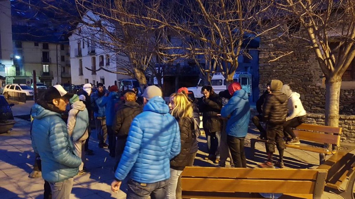 Los monitores de esquí ayer antes de la reunión con los alcaldes y representantes del consell y FGC.