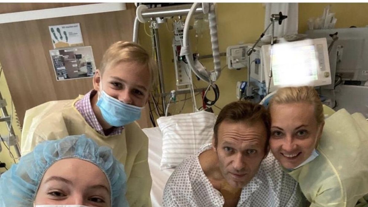 Alexéi Navalni, rodeado de su familia en un hospital de Berlín.