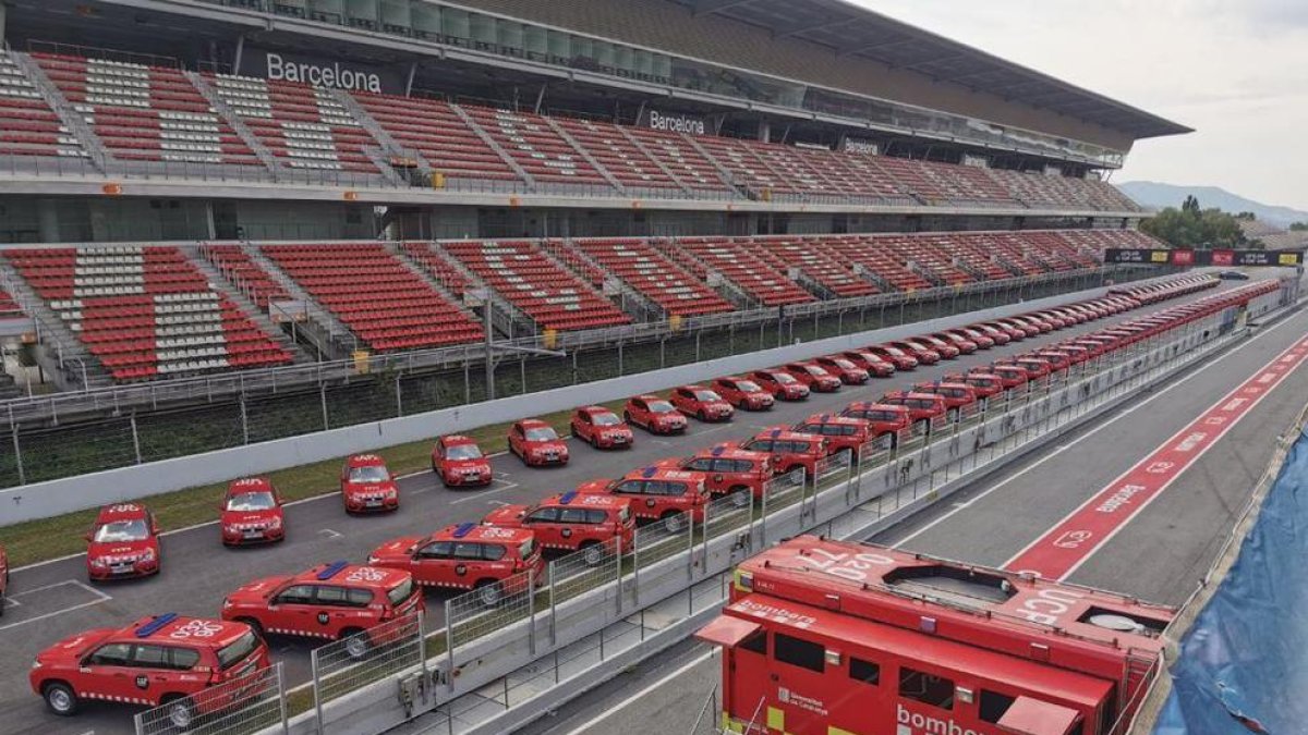 Vista dels nous vehicles de Bombers presentats ahir.