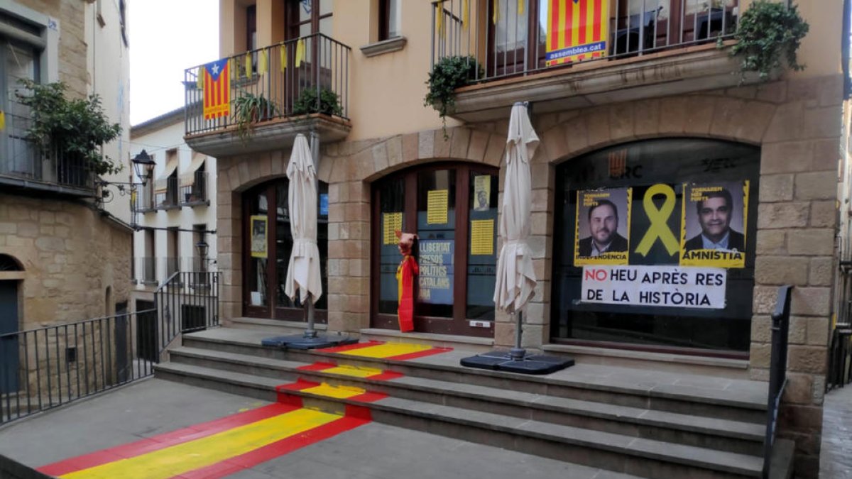 Imatge de la seu d’ERC a Solsona amb la pintada i el cap de porc penjat a la porta.