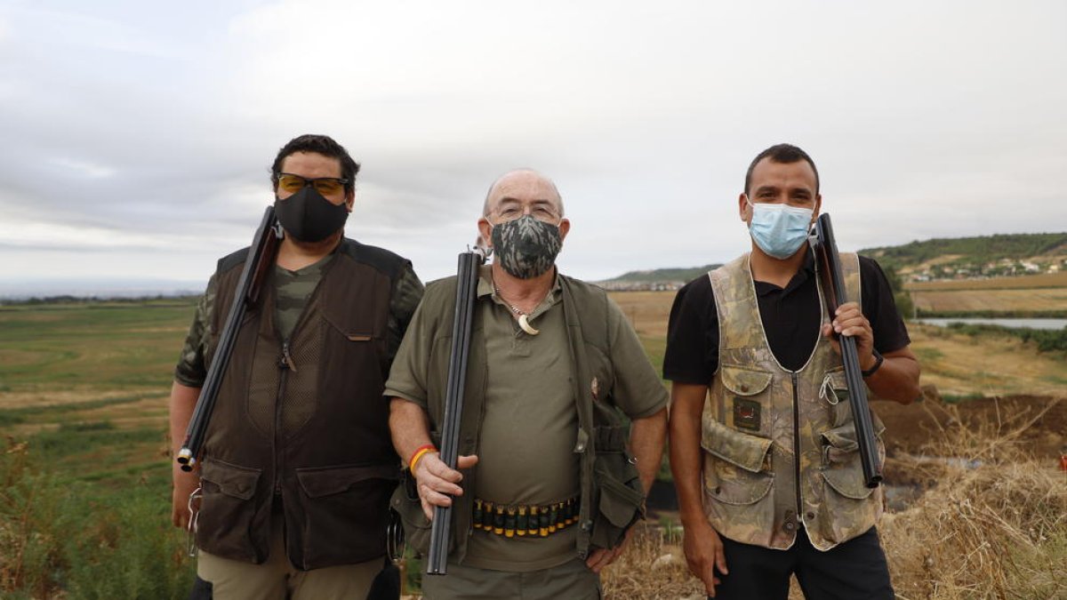 Teixidó (centro), junto a otros dos cazadores en Alguaire. Llevan mascarilla antes y después de cazar.