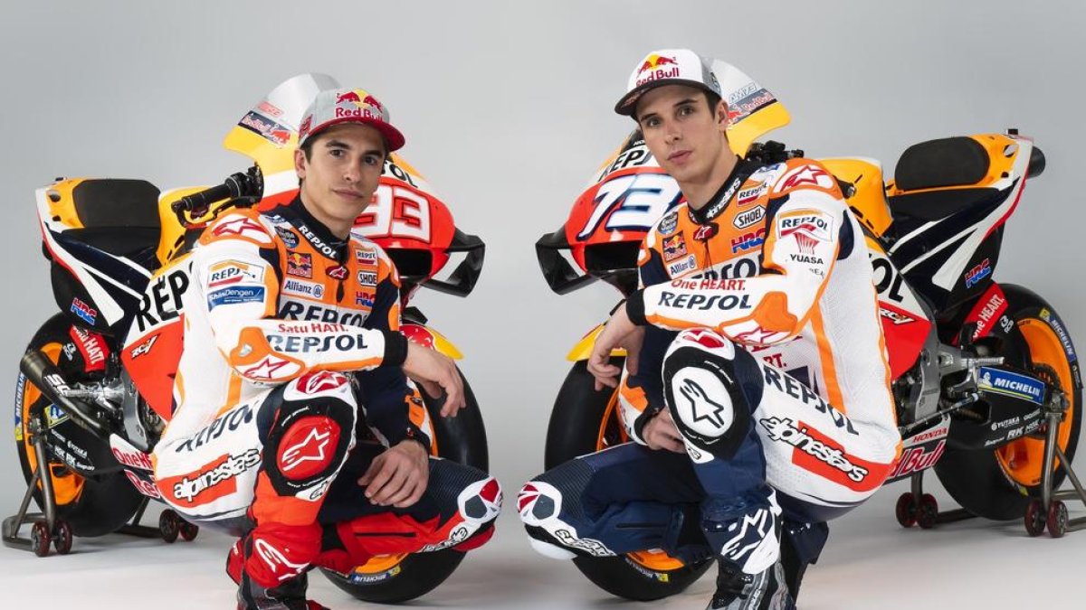Marc i Àlex es fan les fotos oficials de l’equip - Després de la presentació de l’equip a Jakarta (Indonèsia), Marc i Àlex Márquez es van sotmetre a una sessió oficial de fotos lluint els colors de la formació petrolera i al costat de l ...