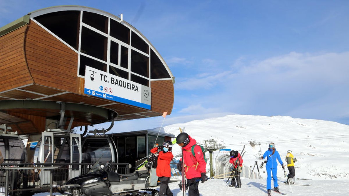 Uns dels primers esquiadors que van estrenar ahir la temporada de neu a Baqueira.