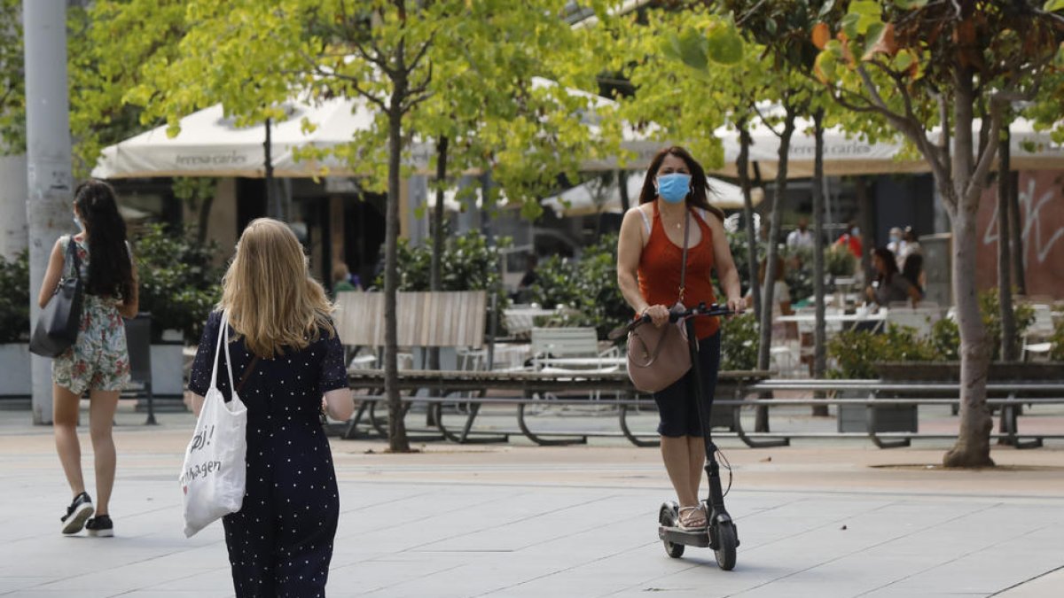 Una mujer circulaba ayer con un patinete eléctrico por la plaza Ricard Viñes.