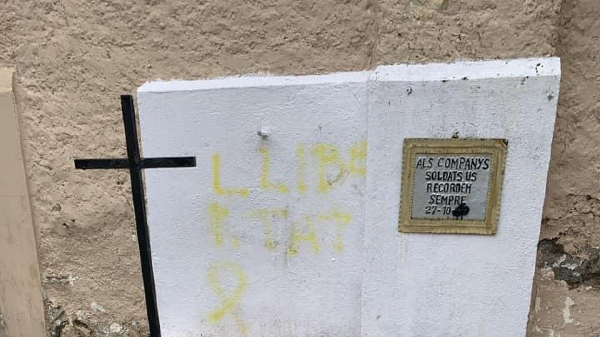 Pinten un llaç groc en una tomba de 'Morts per la pàtria' a Vielha