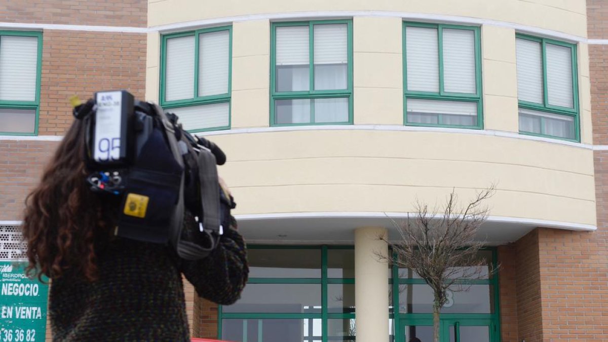 Una periodista toma imágenes el edificio donde ocurrieron los hechos en Valladolid.