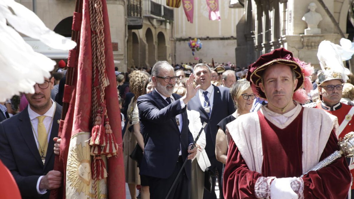 Larrosa saluda a la gente durante la procesión por la calle Major.