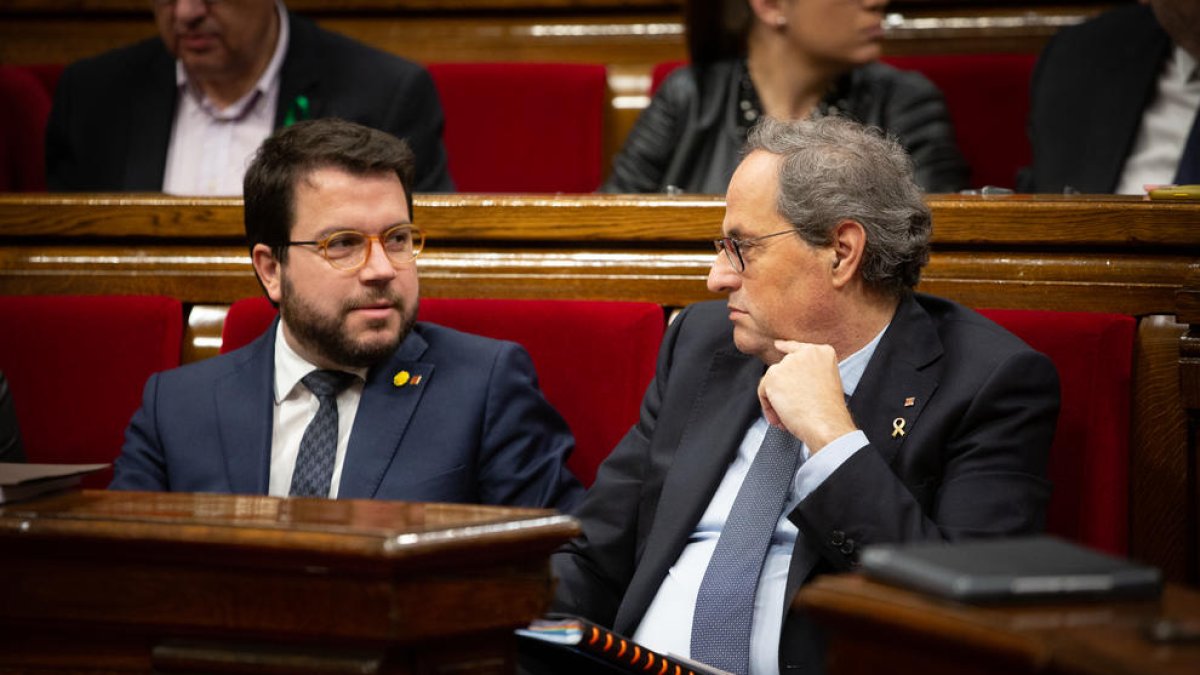 Encreuament de mirades entre el president Torra i el vicepresident Aragonès, ahir, al Parlament.