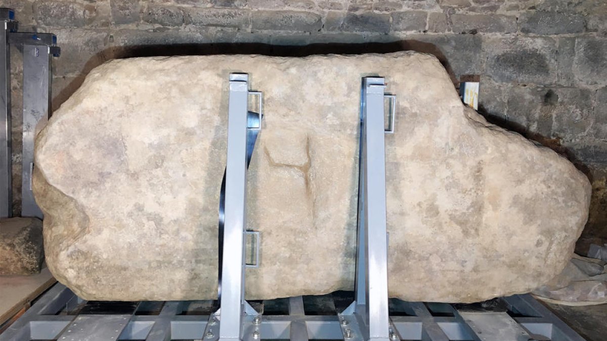 El menhir del Roc de la Mare de Déu después de ser restaurado.