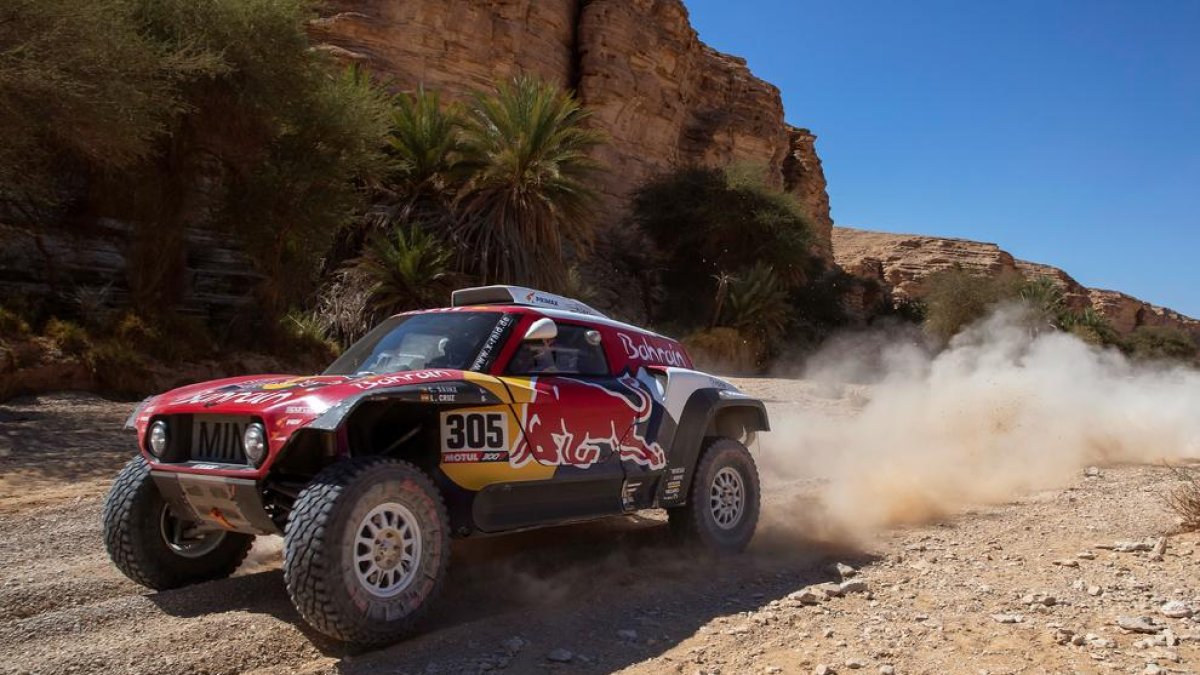 Carlos Sainz pilota el seu vehicle durant la desena etapa del Dakar, que finalitza demà.