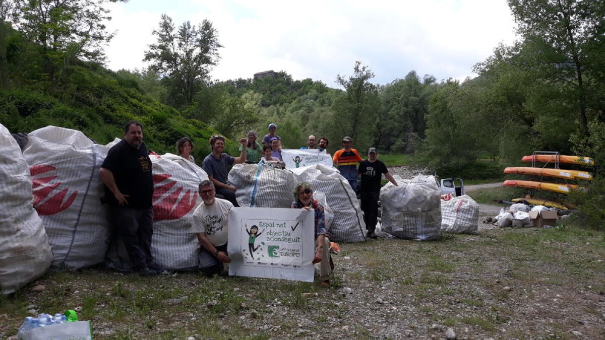 Imagen de los voluntarios con los residuos que se han retirado del pantano de Oliana.