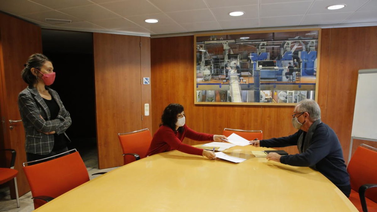 La alcaldesa de Tàrrega, Alba Pijuan, y el director ejecutivo de SEGRE, Juan Cal, firmaron el convenio.