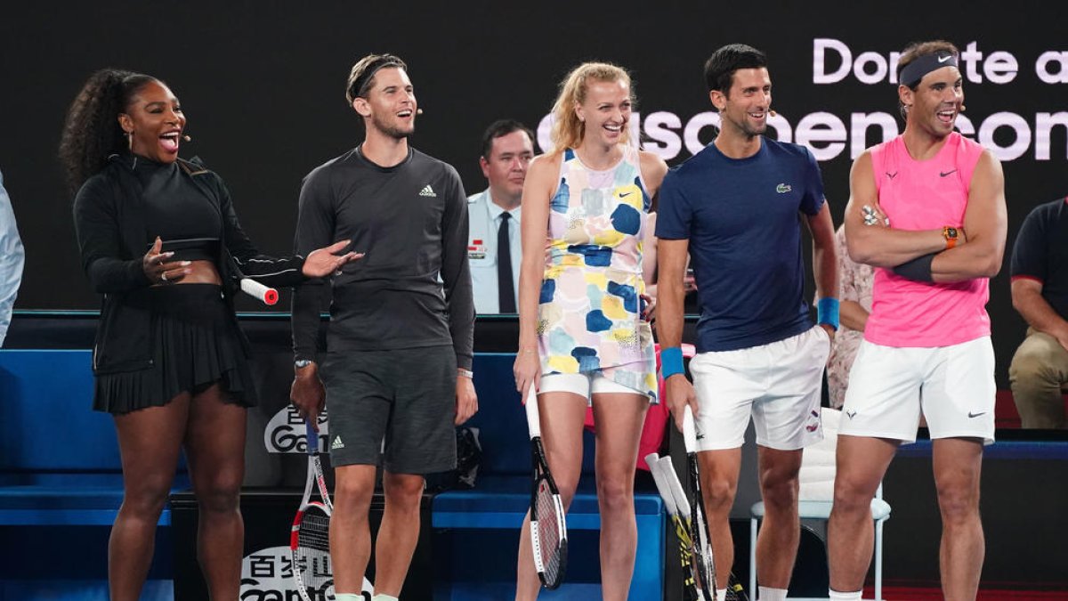 Rafa Nadal i els seus companys fan broma sobre la pista.