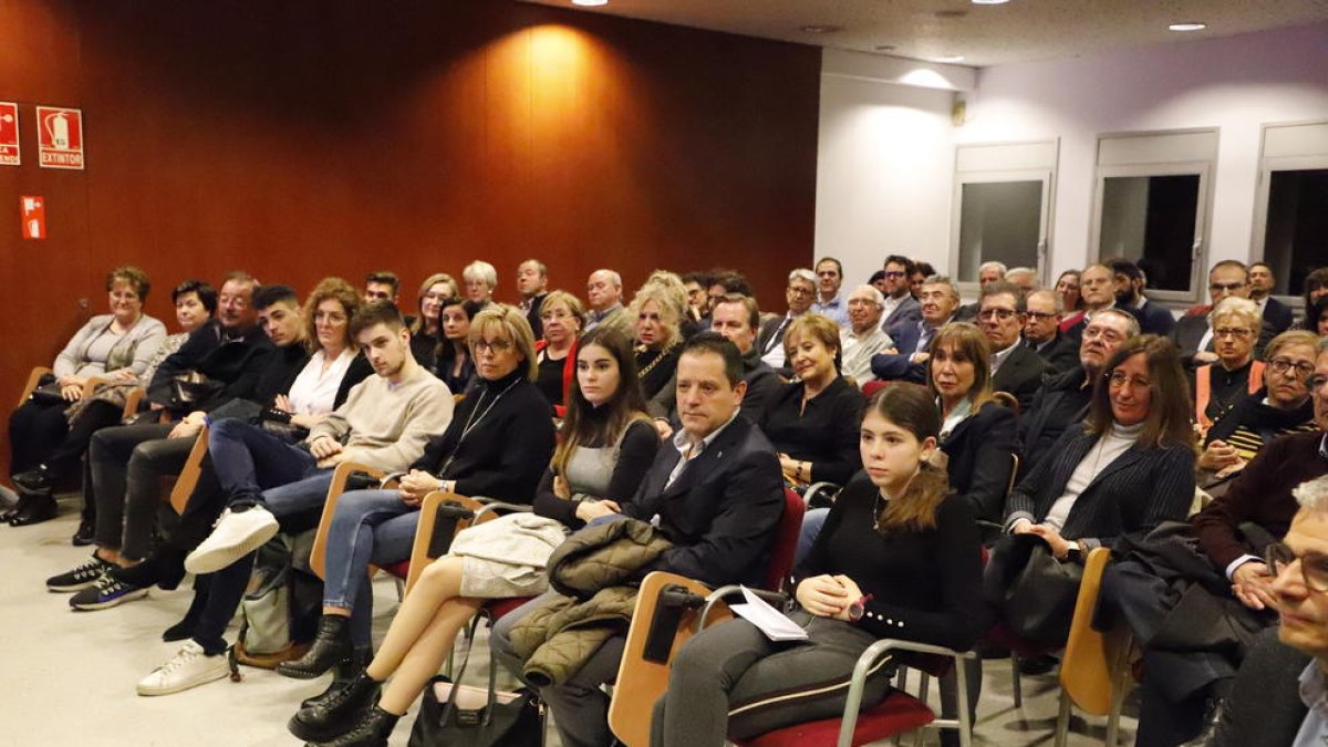El públic assistent a l’acte amb familiars de Rusiñol a primera fila.
