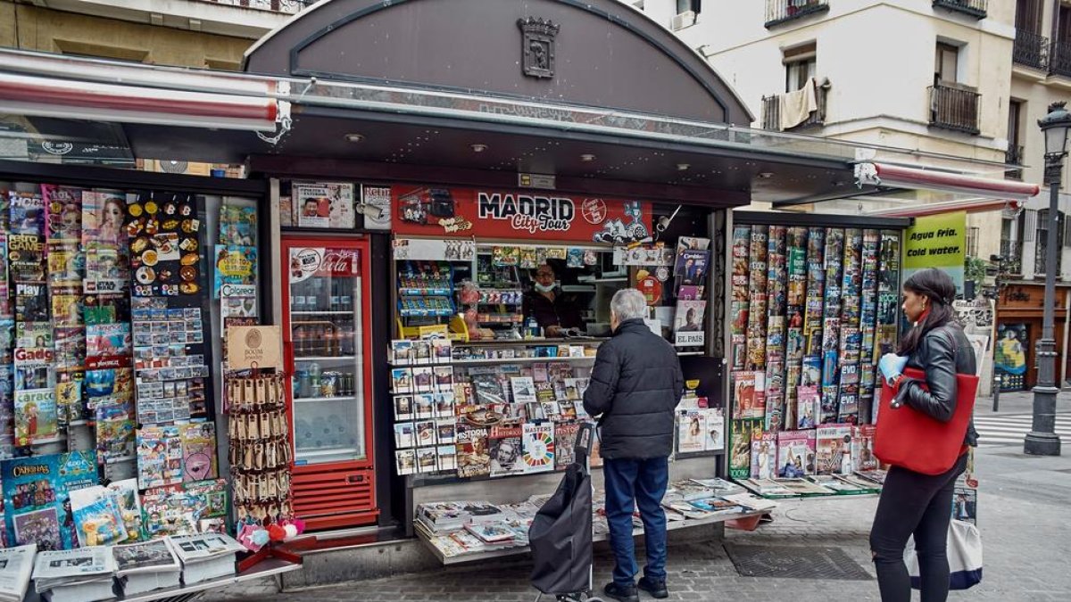Vista d'un quiosc amb diaris i revistes a la venda.