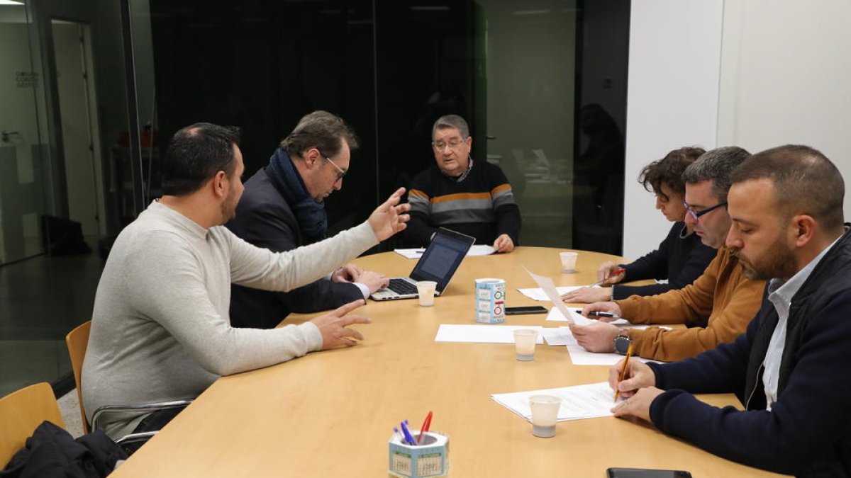 Un momento de la reunión de ayer entre la Paeria, el Lleida y la UE Gardeny.