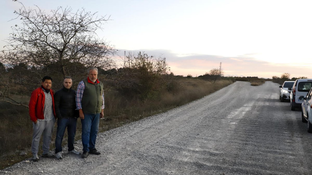 Veïns al costat del camí de la partida Pla de la Cerdera.