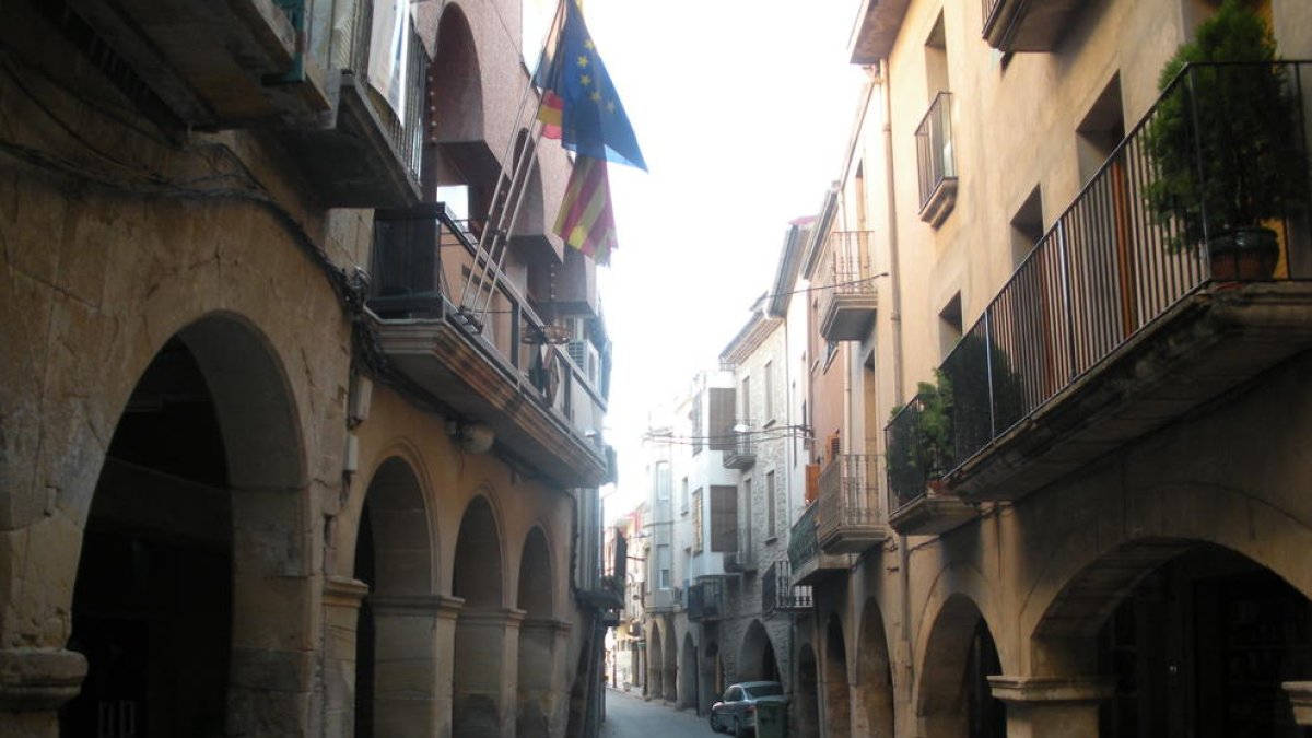Vista del ayuntamiento de Juneda, en el centro urbano.