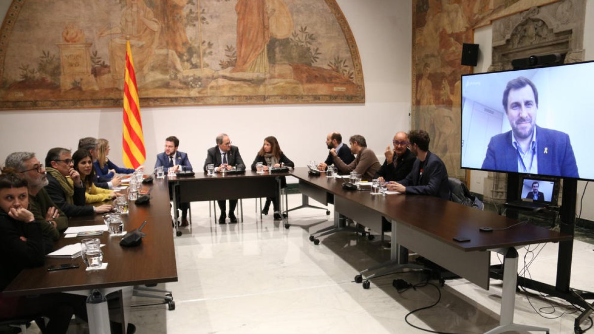 L’eurodiputat Toni Comín hi va participar per videoconferència.