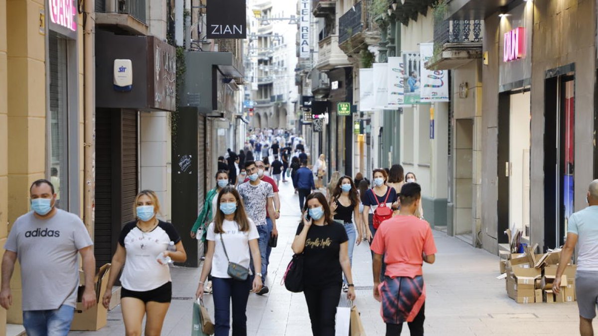 Imagen de archivo de personas con mascarillas en el Eix.