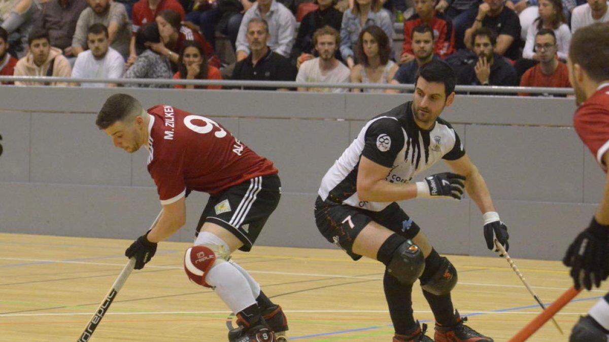 Mats Zilken controla la bola ante la presencia del jugador del Palafrugell Ferran García.