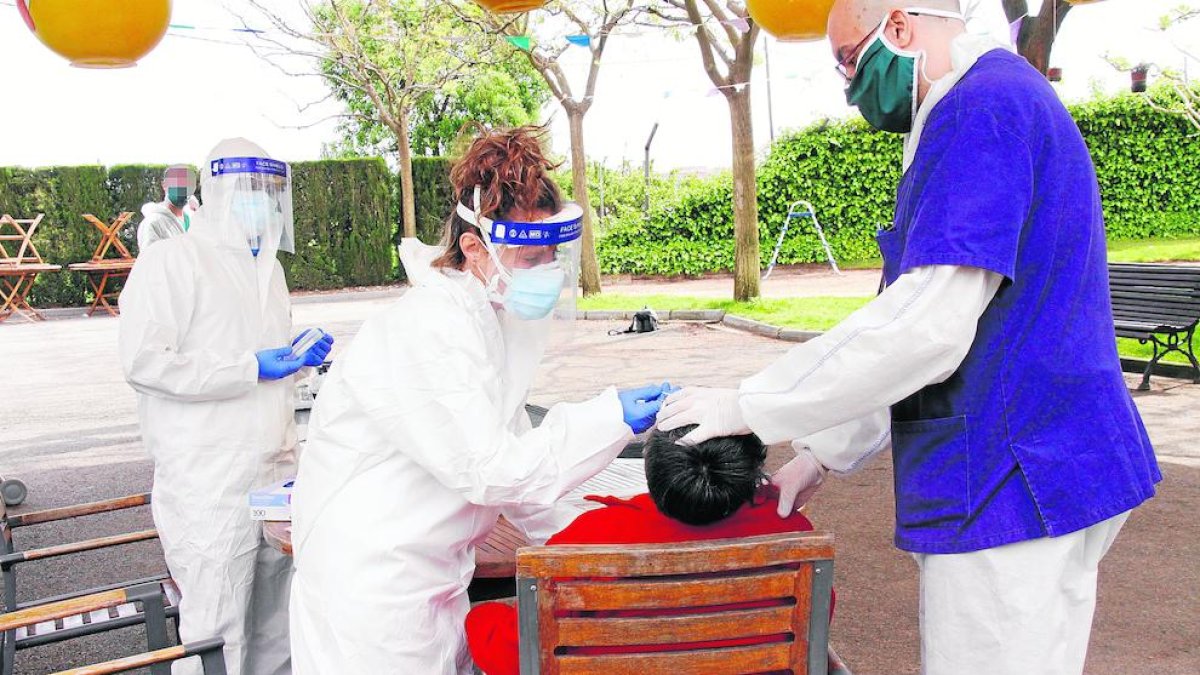 Pruebas a usuarios y personal - Tanto los test serológicos rápidos como los PCR se practican al personal y a los usuarios de las residencias más afectadas. Un equipo las hizo ayer por la mañana en el centro de Aspros. En la imagen, una profes ...