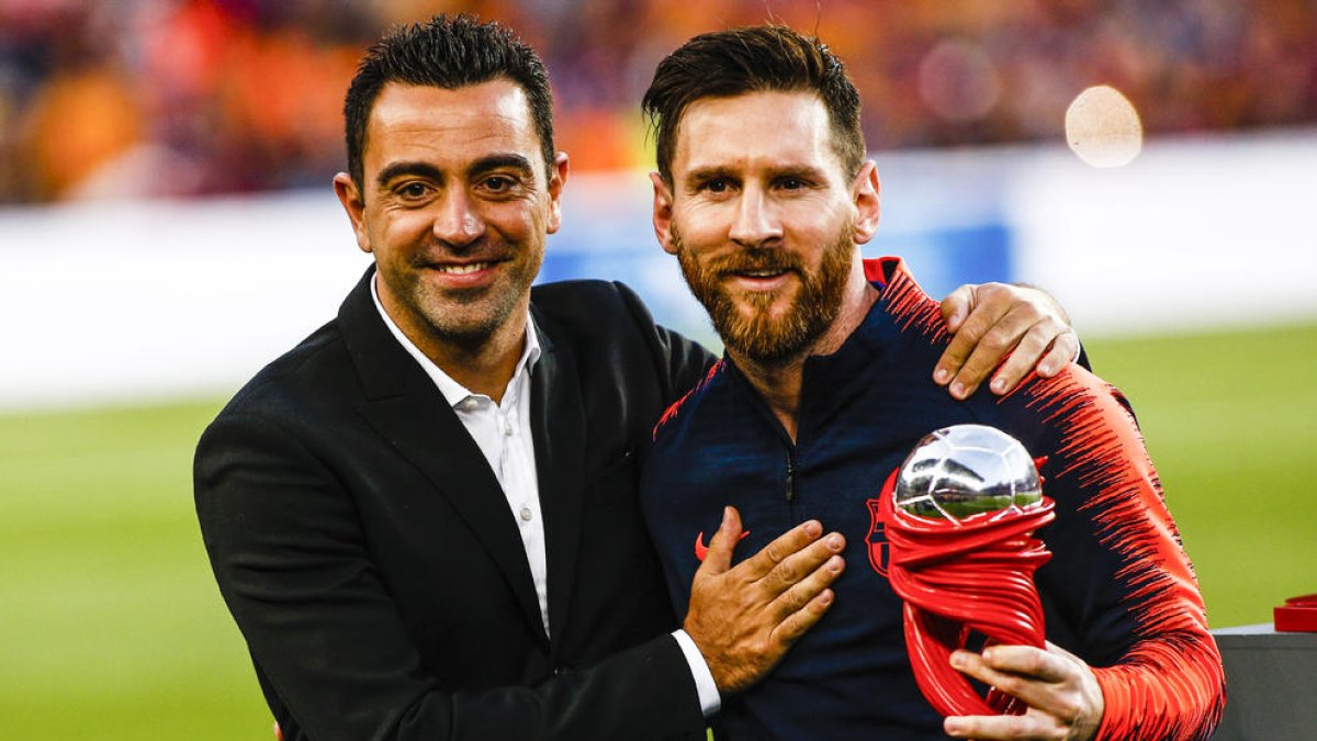 Xavi i Leo Messi van ser companys al Barça i ara formen part de l’equip històric.