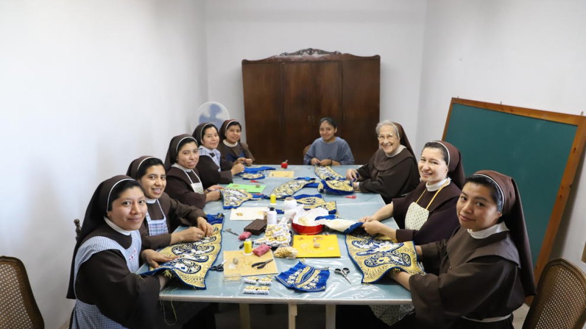 Las monjas clarisas del convento de Santa Clara de Balaguer confeccionando trajes de torero, ayer.