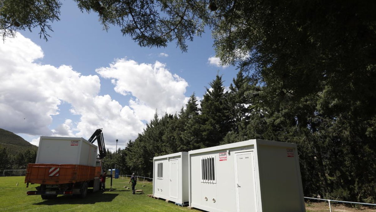 La Granja d’Escarp va instal·lar 12 casetes d’obra al camp de futbol. Preveia tenir 24 places però només seran 12.