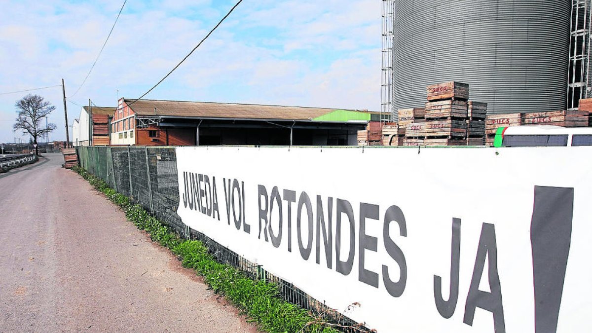 Imatge d'arxiu d'una de les pancartes que reclamaven rotondes a Juneda