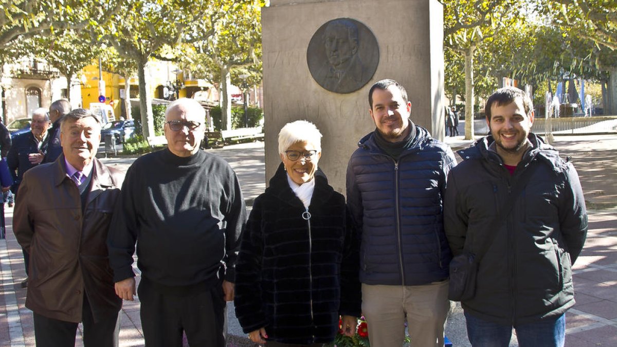 El cor va deixar una ofrena floral al monument a Ramon Carnicer.