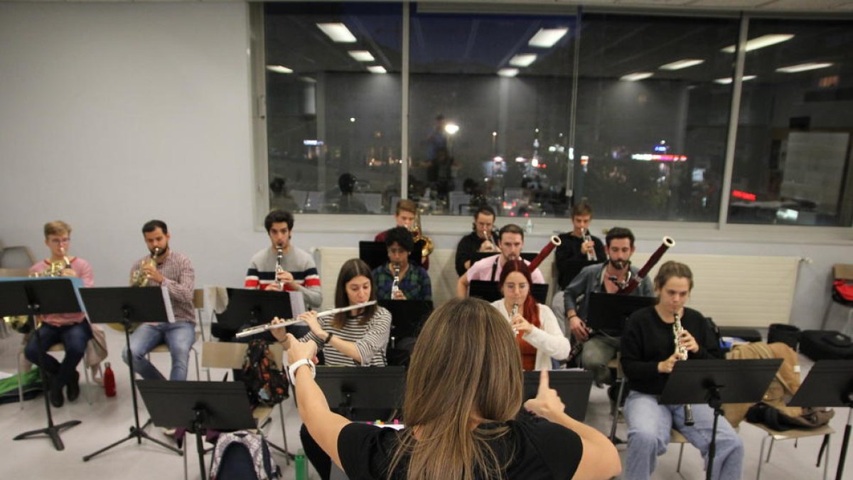 Uno de los ensayos parciales de la sección de viento metal de la Jove Orquestra de Ponent.