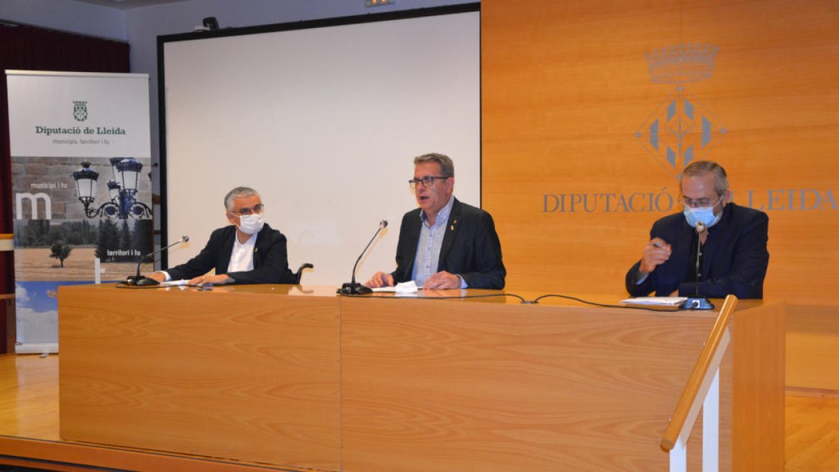 El presidente de la Diputación de Lleida, Joan Talarn, con el vicepresidente Jordi Latorre y el diputado del Área de Salud, Albert Bajona.