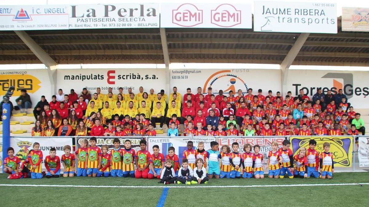 En la imagen, los diferentes equipos del club de fútbol de Bellpuig que se presentaron el pasada sábado en el campo.