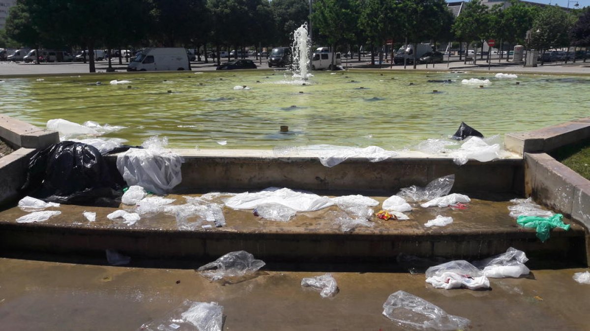 Decenas de bolsas en la fuente de Pardinyes.