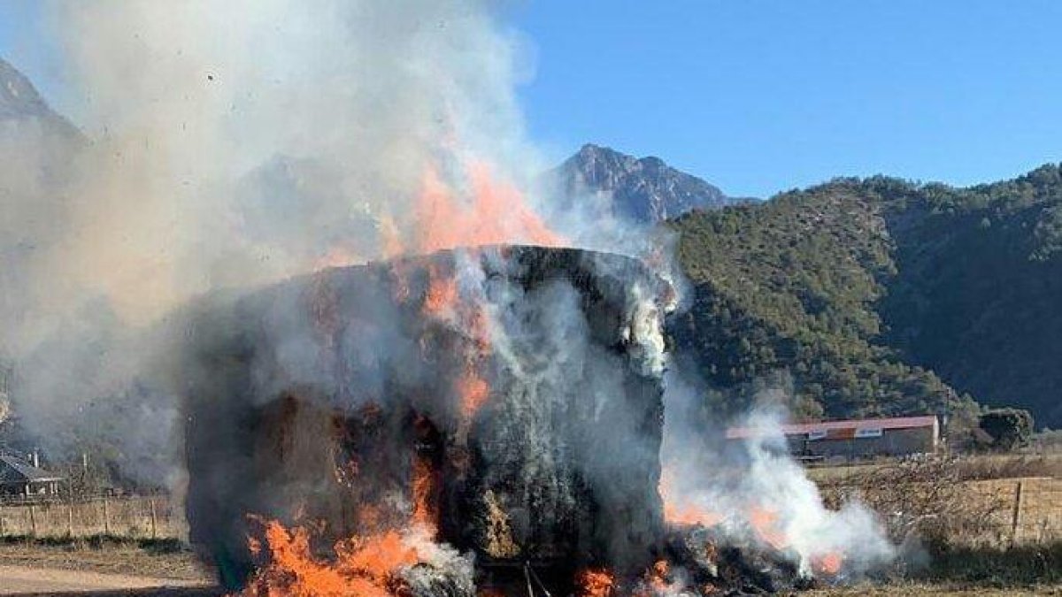 Tallada la C-14 a Coll de Nargó per l'incendi en un remolc de palla