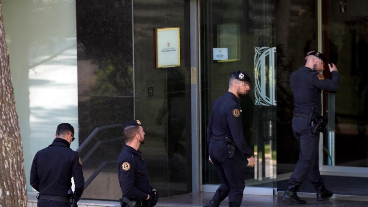 Agents, ahir en l’escorcoll del Consell Català de l’Esport.