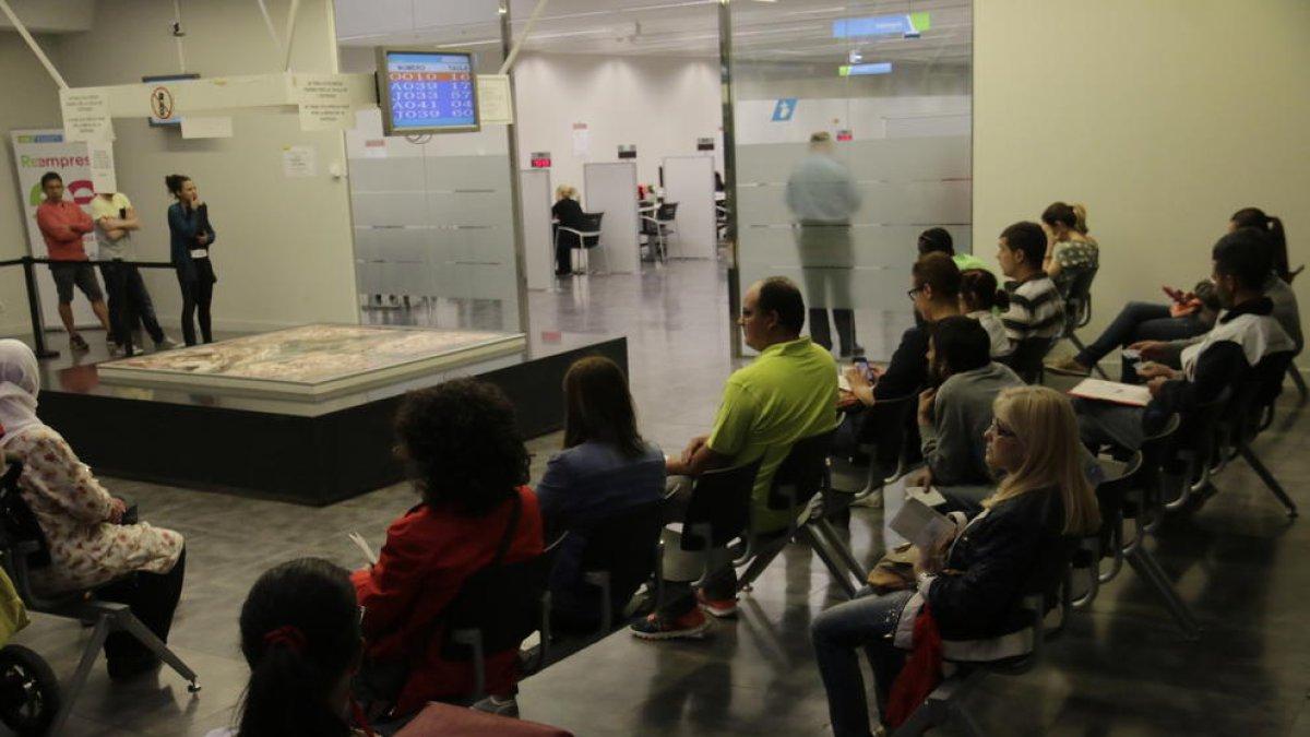 Sala d’espera de l’oficina del Servei d’Ocupació de Catalunya (SOC) a Lleida.