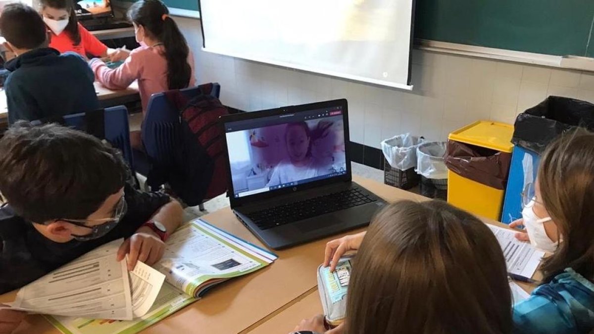Una alumna de Maristes que está en cuarentena, siguiendo una clase de forma telemática.