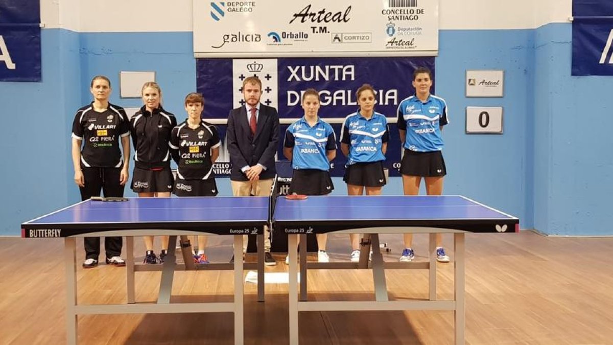 Les jugadores dels dos equips abans de començar el partit.